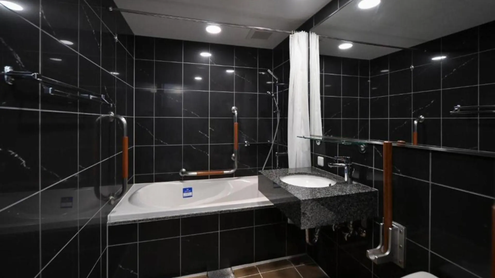 Apa Hotel Shimbashi Onarimon Tokyo 3*,  Japan